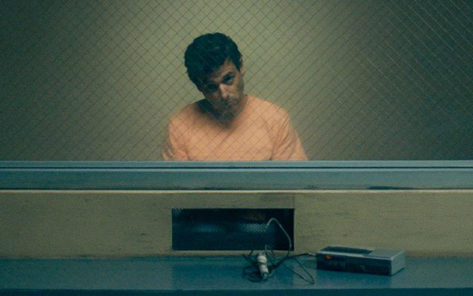 Bis zu seiner Hinrichtung bestritt Bundy, erst dem Profiler Bill Hagmaier gelang es, ein psychologisches Täterprofil von ihm zu erstellen und eine persönliche Bindung zu dem Killer aufzubauen. Der Kinofilm "Ted Bundy: No Man Of God" (Bild, Kinostart: 23. September) erzählt nun von diesem wahren Kapitel eines der aufsehenerregendsten Kriminalermittlungen der Welt. (Bild: Central Film)