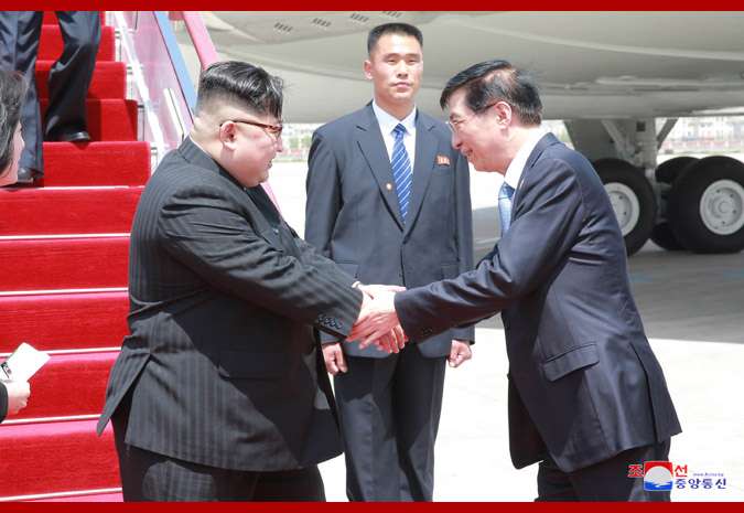 金正恩短期內二度造訪中國，中共中央政治局常委王滬寧親往接機。（朝中社）