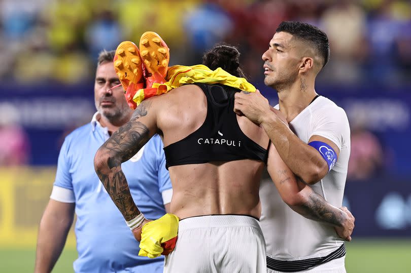 Luis Suarez comforts Uruguay teammate Darwin Nunez