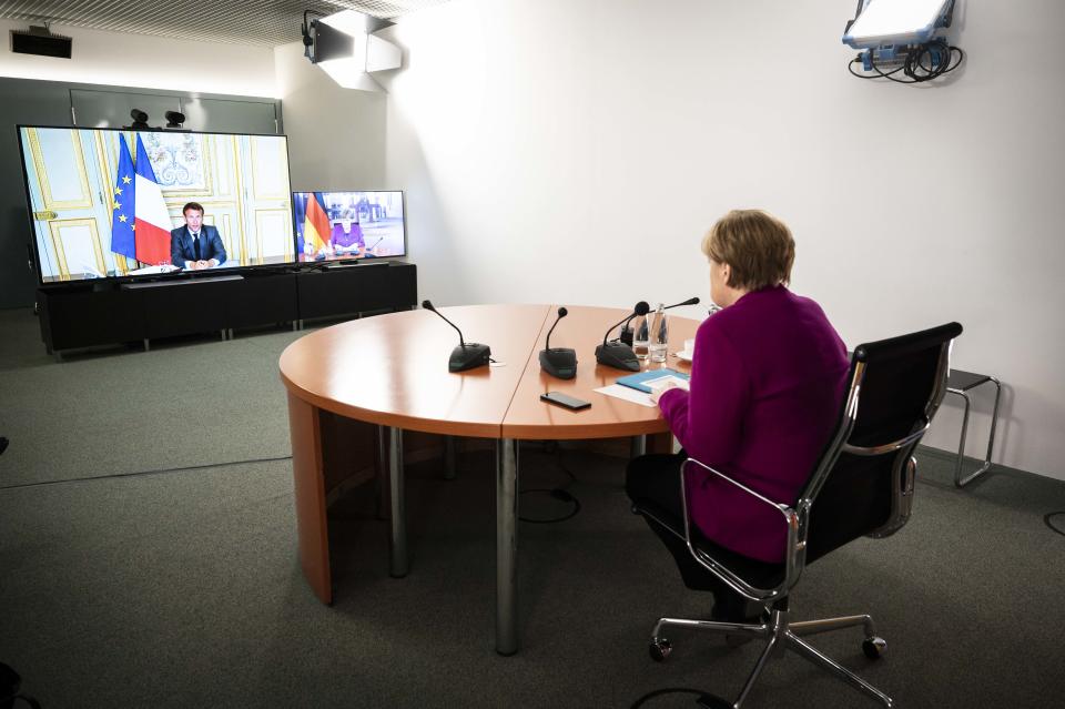 Bundeskanzlerin Angela Merkel (CDU) spricht im Bundeskanzleramt während einer gemeinsamen Videokonferenz mit Frankreichs Präsident Emmanuel Macron. Foto: Sandra Steins / BPA-Pool / dpa