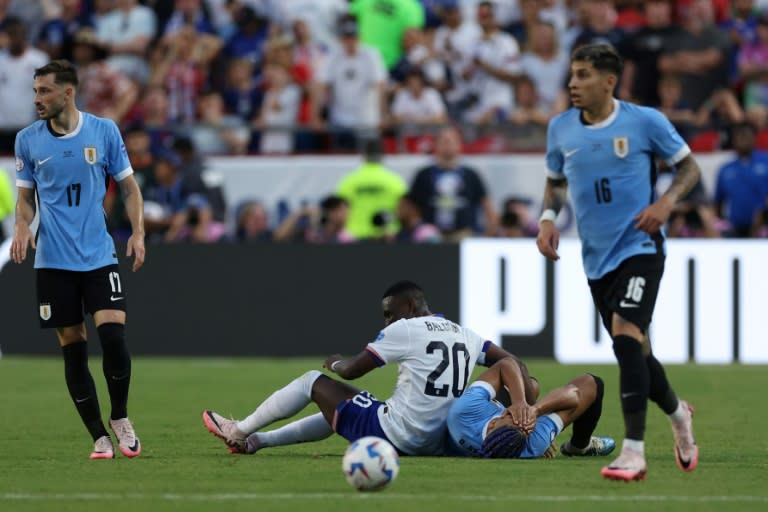 KANSAS CITY, MISSOURI – 1 DE JULIO: Ronald Araujo de Uruguay se encuentra en el campo después de un choque con Folarin Balogun de Estados Unidos durante el partido del Grupo C de la CONMEBOL Copa América 2024 entre Estados Unidos y Uruguay en el GEHA Field del Arrowhead Stadium el 1 de julio de 2024. en Kansas City, Misuri. Jamie Squire/Getty Images/AFP (JAMIE SQUIRE)