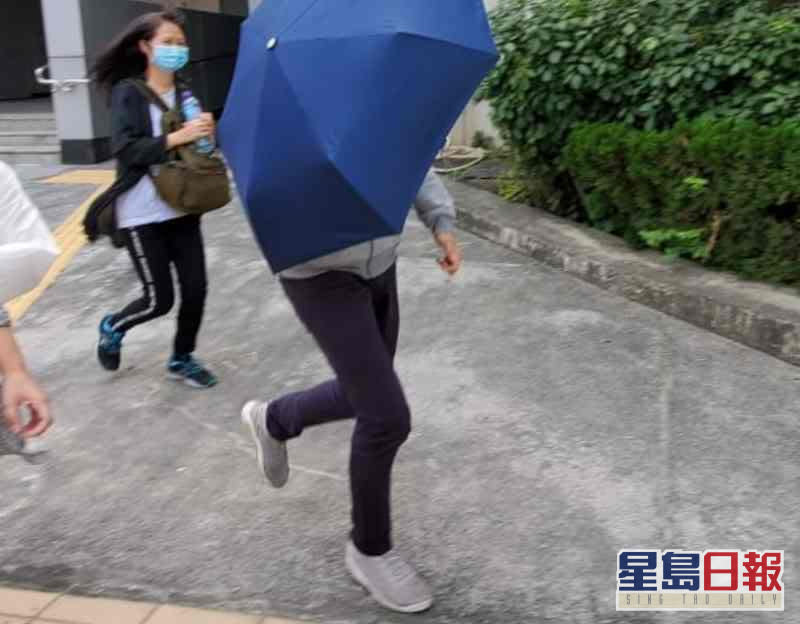 李梓豪(撐雨傘者)。資料圖片