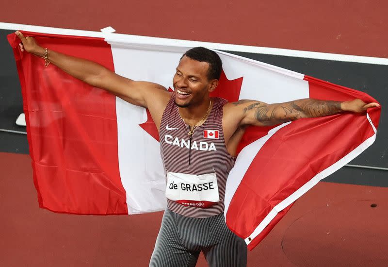 Foto del miércoles del vanadiense Andre De Grasse celebrando tras ganar el oro en la final de los 200 mts libres.