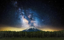 <p>The beautiful image captured by Steve Lance Lee of the Milky Way seemingly errupting from Mt. Fuji in Japan. (Photo: Steve Lance Lee/Caters News) </p>