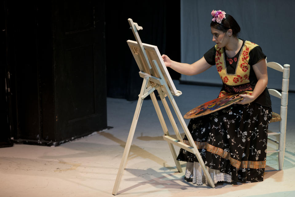 ARCHIVO - La directora y actriz Carla Liguori interpreta el papel de la pintora mexicana Frida Kahlo en un musical en Buenos Aires, Argentina, el 15 de julio de 2013. El 70 aniversario de la muerte de Kahlo es el 13 de julio de 2024. (AP Foto/Natacha Pisarenko, Archivo)