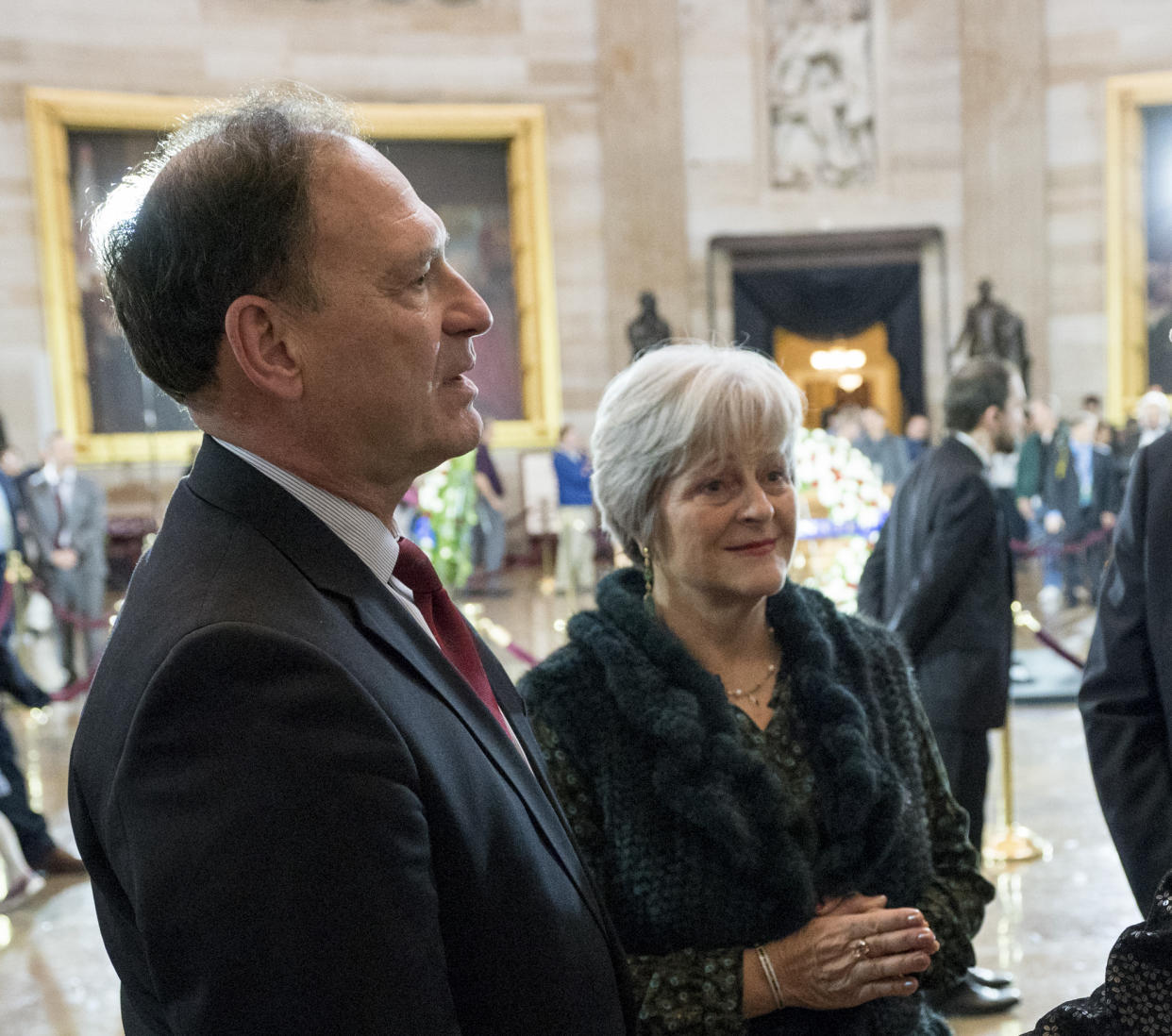 El juez de la Corte Suprema Samuel Alito y su esposa Martha-Ann visitan la Rotonda del Capitolio durante el funeral del reverendo Billy Graham, el 28 de febrero de 2018. (Erin Schaff/The New York Times)