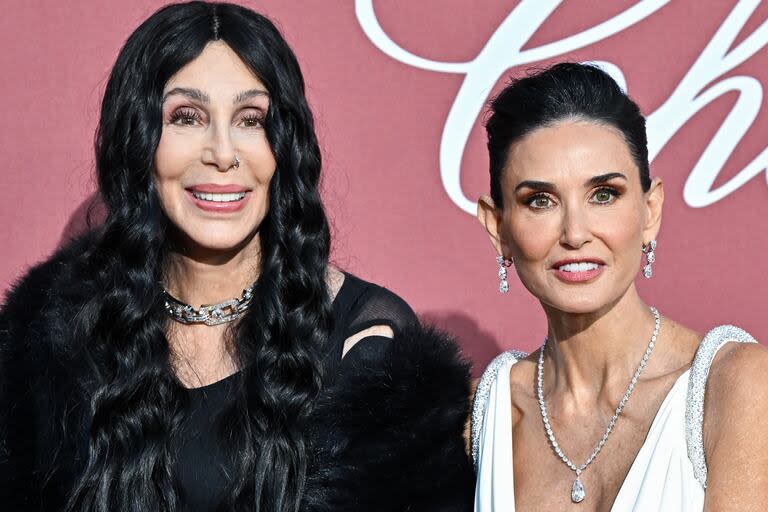 Dos de las estrellas más fotografiadas de la velada fueron la legendaria Cher y Demi Moore, que volvió a estar en boca de todos por su participación en Feud: Capote vs. The Swans, serie que recrea la complicada relación del autor de A sangre fría con las mujeres más importantes de la aristocracia neoyorquina. La actriz se mostró muy sensual con un vestido blanco con pronunciado escote drapeado