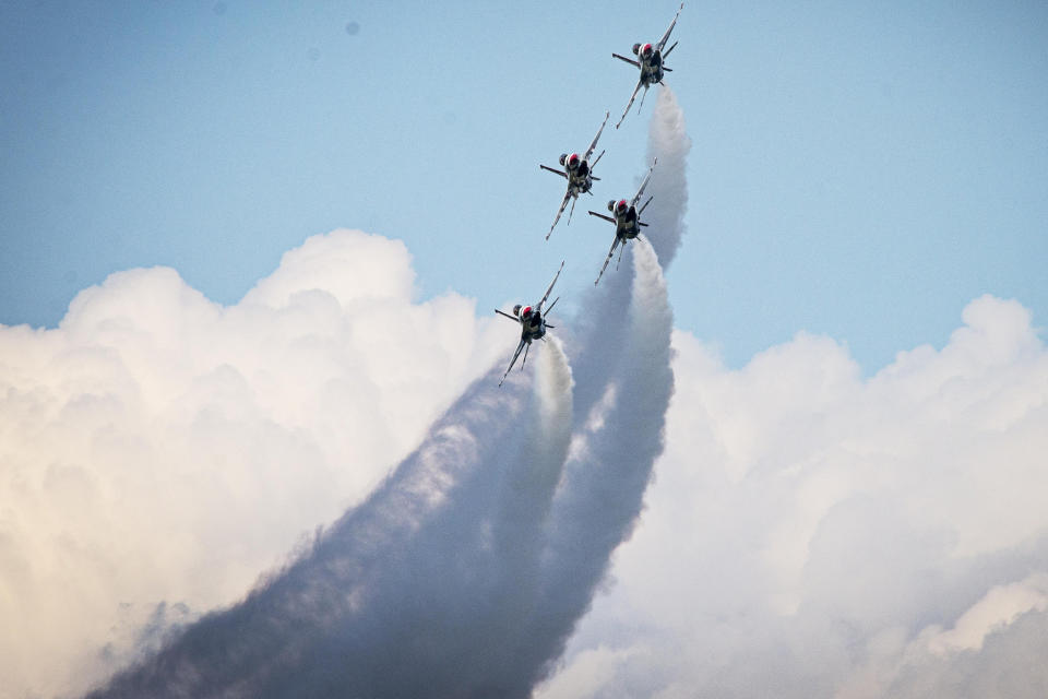 The Thunderbirds Thunder Diamond formation performs the Diamond Bottom Up Pass maneuver during a practice show at Lakeland, Florida, April 24, 2015. 