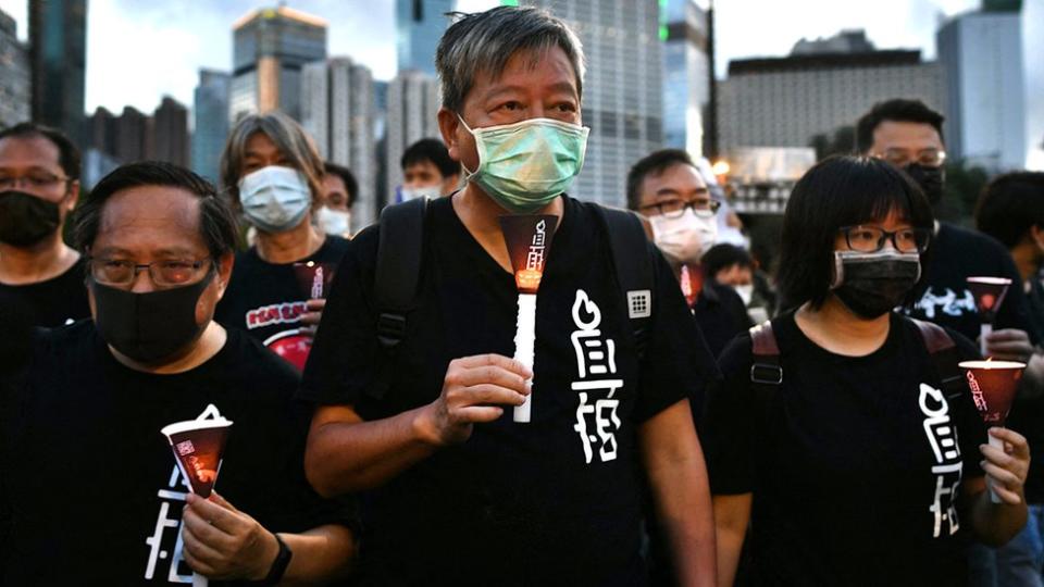 香港支聯會主席李卓人（中）、副主席何俊仁（左）與副主席鄒幸彤（右）在維多利亞公園舉起燭光（4/6/2020）