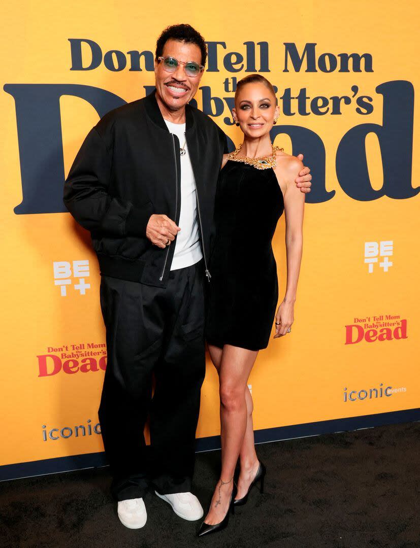 Lionel Richie posa feliz junto a su hija Nicole Richie en Los Ángeles durante la premiere de Don't Tell Mom the Babysitter's Dead, donde la actriz cuenta con un rol protagónico. Richie interpreta a la ejecutiva Rose Lindsey en la nueva versión de la película que en 1991 tuvo como figura principal a Christina Applegate

