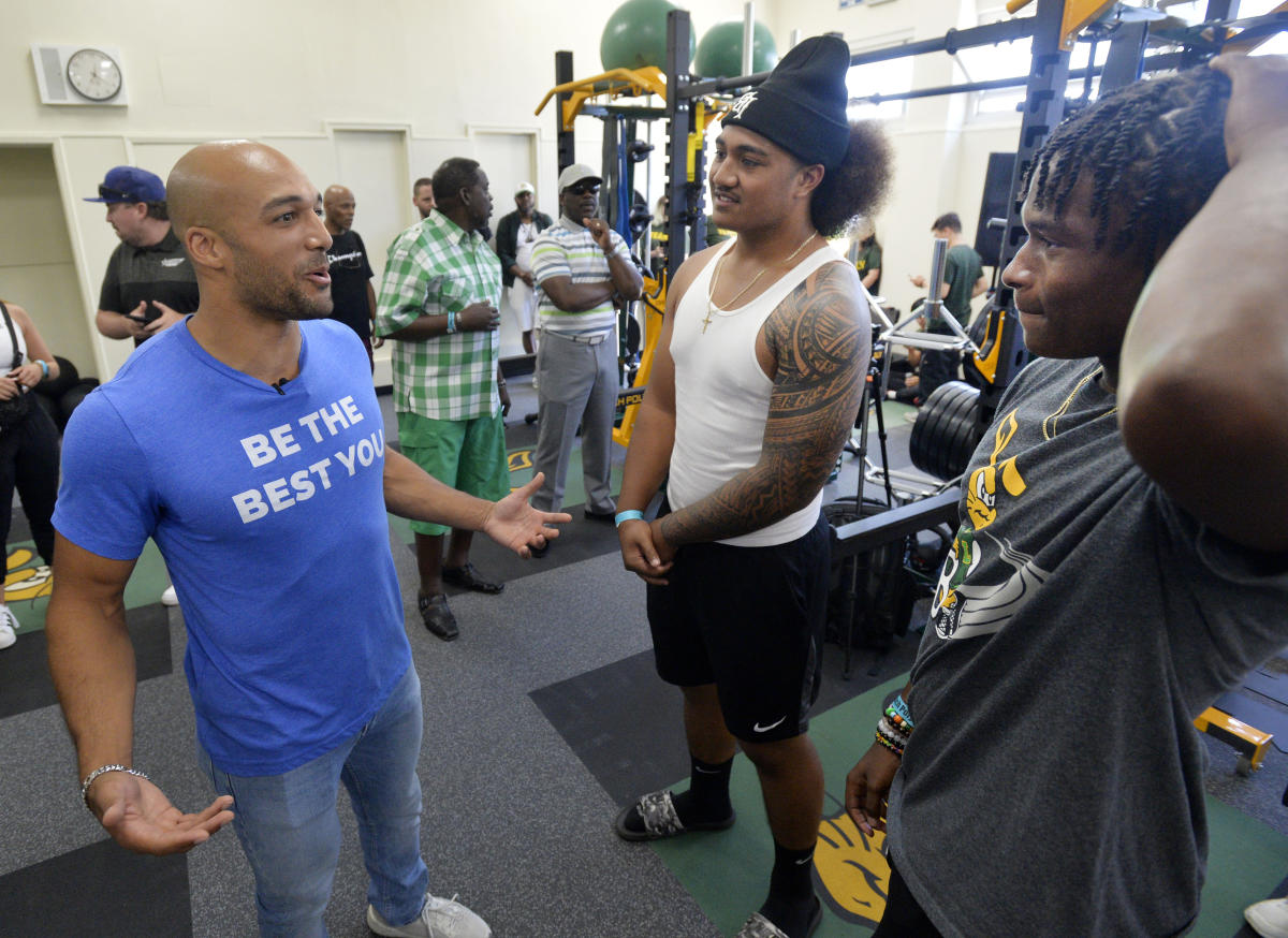 JuJu Smith-Schuster Hosts Free Football Camp at Long Beach Poly –