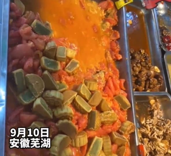 ▲中國安徽一所高中販賣「番茄炒月餅」。（圖／Youtube：東南早報）