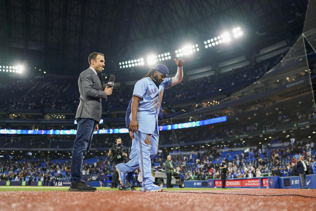 Springer hurts hand, Blue Jays finish sweep of White Sox 8-0