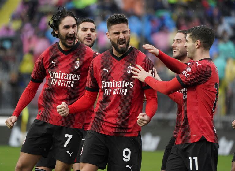 El delantero francés Olivier Giroud festeja un gol con su actual club, Milan de Italia, que abandonará a final de temporada para jugar en la MLS