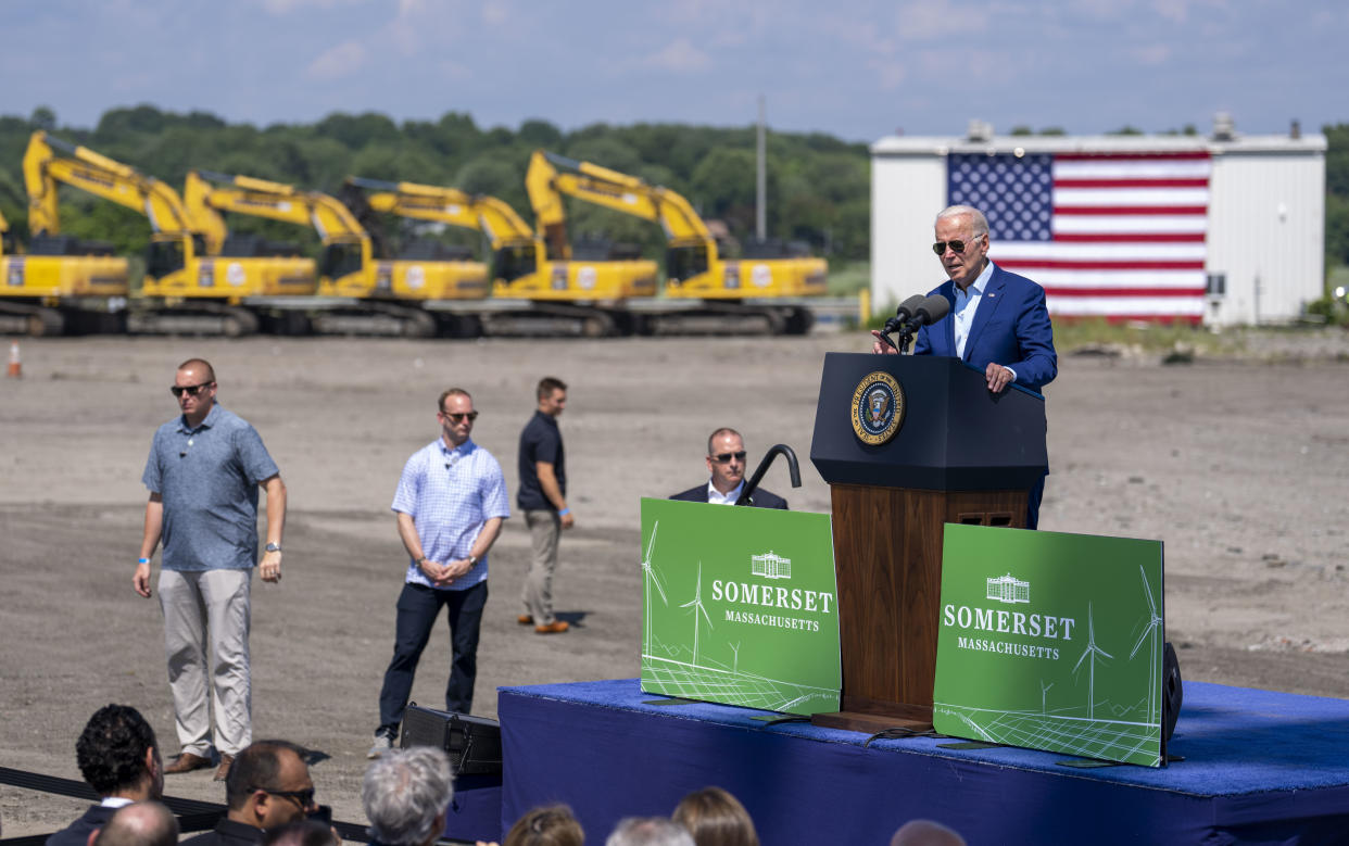 El presidente estadounidense, Joe Biden, habla sobre el cambio climático y la energía limpia en la Estación Eléctrica Brayton en Somerset, Massachusetts, el 20 de julio de 2022. (Doug Mills/The New York Times)