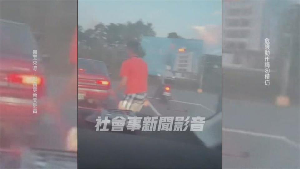 把馬路當遊樂場？　男等紅燈竟手肘撐頭側躺兩車縫隙