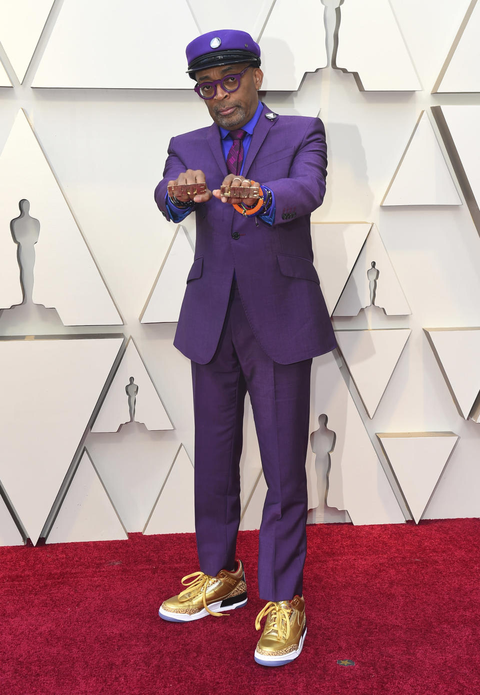 <p>Spike Lee, que opta a varios Oscars con ‘BlacKkKlansman’, llegó a la alfombra roja con un estilismo que acaparó buena parte de los focos. (Foto: Jordan Strauss / AP). </p>