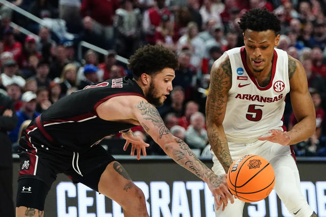 Arkansas guard's J.D. Notae (1) and Davonte Davis (4) strip the