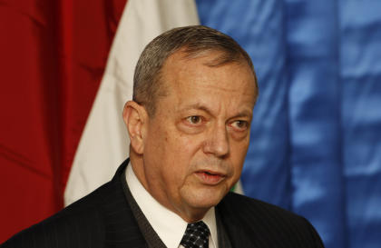 John Allen, US special presidential envoy for the global coalition to counter the Islamic State group, speaks during a press conference in Baghdad, Iraq, on January 14, 2015 (AFP Photo/Thaier al-Sudani)
