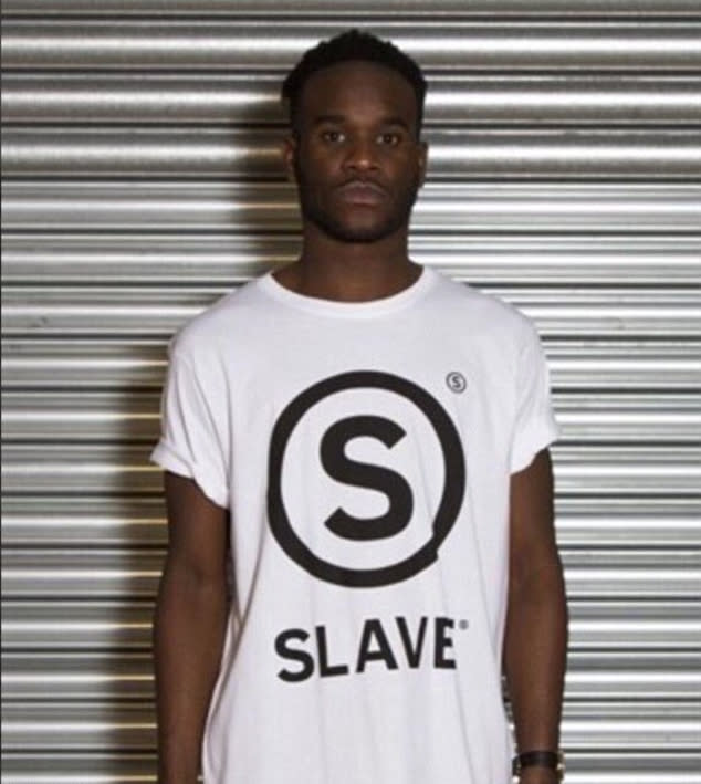 Auch dieser Look löste einen Shitstorm aus: Auf dem Online-Marketplace von Asos setzte das Label Wasted Heroes sein Shirt „Slave“ denkbar ungünstig in Szene – nämlich an einem dunkelhäutigen Model. Immerhin: „Das war extrem dumm von uns“, erklärte Wasted Heroes in einer Stellungnahme. „Das T-Shirt sollte sich darauf beziehen, dass wir Sklaven der Modelabels sind.“ (Bild: Screenshot asos.com)