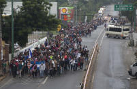 Los migrantes hondureños que intentan llegar a Estados Unidos comienzan su día saliendo de Chiquimula, Guatemala, el miércoles 17 de octubre de 2018. (AP Foto / Moises Castillo)