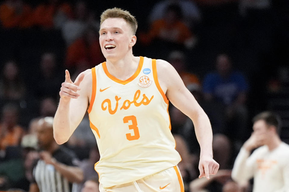 Tennessee guard Dalton Knecht celebrates after scoring against Saint Peter's during the second half of a first-round college basketball game in the NCAA Tournament, Thursday, March 21, 2024, in Charlotte, N.C. (AP Photo/Chris Carlson)