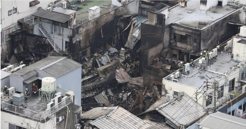 北九州市商店街「魚町銀天街」發生火警，導致35間店鋪燒成廢墟，猛烈火勢延燒40多小時後才被撲滅。（圖／達志／美聯社）