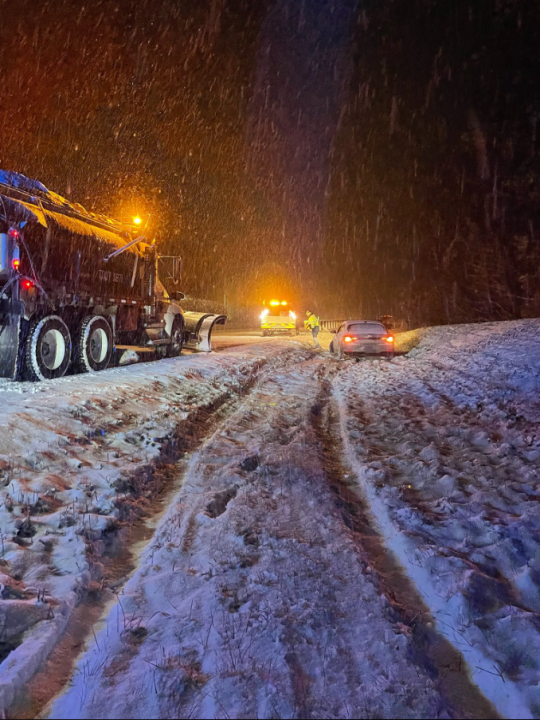 Snowfall on I-40 (Courtesy: Tennessee Highway Patrol Cookeville division)