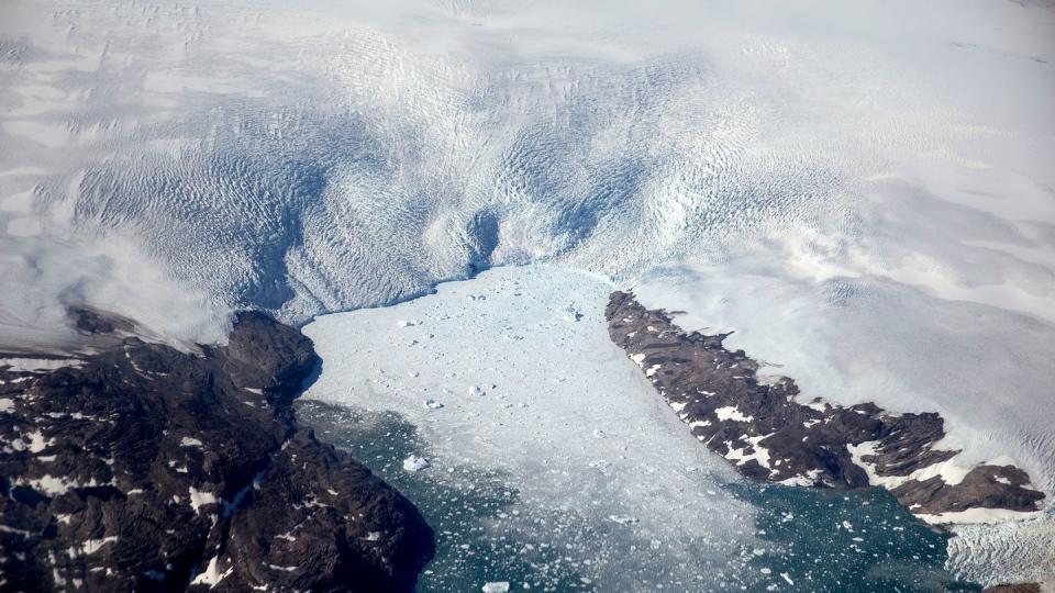 Die gigantische Eisschmelze beschleunigt den Anstieg des Meeresspiegels.