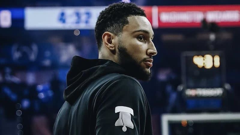 西蒙斯（Ben Simmons）遭球迷當面嘲諷。（圖／翻攝自西蒙斯推特）