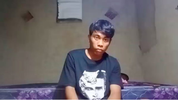 印尼YouTuber Muhammad Didit對鏡頭發呆2小時，獲超高觀看數。（圖／翻攝YouTube「sobat miskin official」頻道）