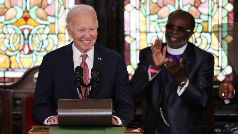 US President Joe Biden, left, during a campaign event at Mother Emanuel AME Church in Charleston, South Carolina, US, on Monday, Jan. 8, 2024. Biden’s first two campaign events of the year have taken him to Pennsylvania, the state that delivered him the White House in 2020, and South Carolina, where Black Democratic voters gave him his first primary victory that year. - Photo: Sam Wolfe (Getty Images)