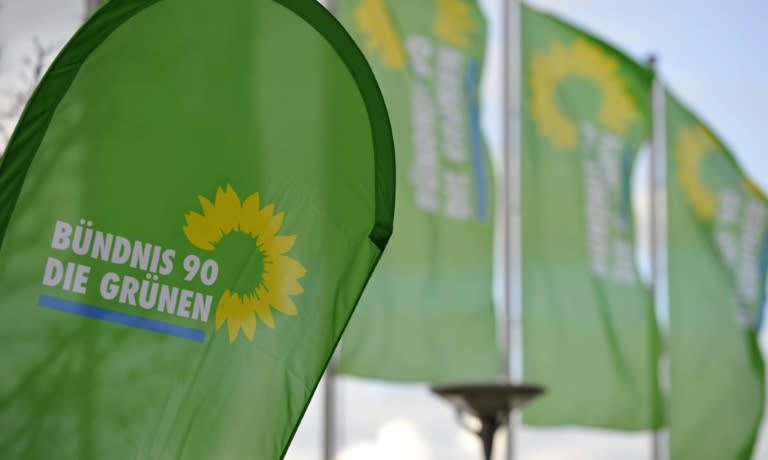 Die Grünen in Nordrhein-Westfalen haben bei einem Landesparteitag in Oberhausen ihre Landesvorsitzenden Yazgülü Zeybek und Tim Achtermeyer im Amt bestätigt. Sie bilden seit zwei Jahren das Führungsduo der Landespartei. (THOMAS KIENZLE)
