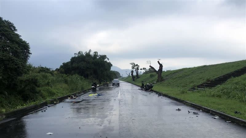 ▲屏東縣高樹鄉廣福大橋旁河堤，今天下午發生一起嚴重車禍。（圖／翻攝畫面）