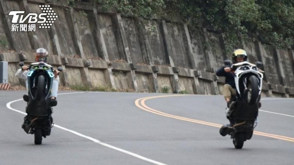 2輛以上車輛共同危險駕駛，或在道路上競賽，處駕駛人3萬至9萬元罰鍰，並當場禁止其駕駛及吊銷其駕駛執照。（圖／TVBS）