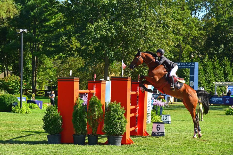 Hermès partner rider Lucy Deslauriers