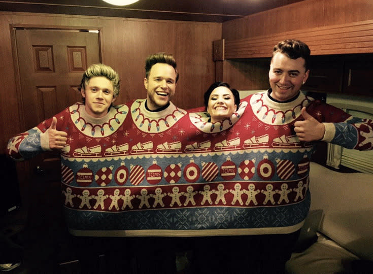 Vier Stars, ein schauriger Pulli: Niall Horan von One Direction, Olly Murs, Demi Lovato und Sam Smith setzen auf geteiltes Leid. (Bild: Twitter/Olly Murs)