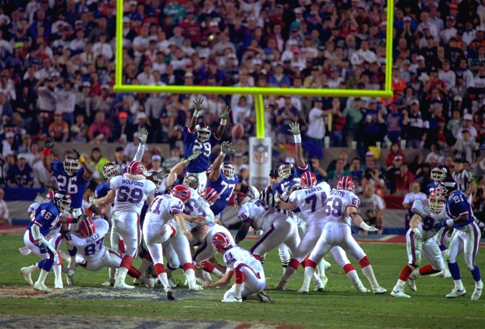 Buffalo Bills kicker Scott Norwood, center, misses the field goal on the last play of the game, clinching the victory for the New York Giants in Super Bowl XXV in Tampa Sunday, January 27, 1991.  The Giants won 20-19. (AP Photo/Phil Sandlin)