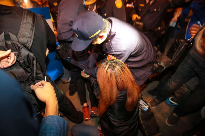 20171223-勞團23日舉行「反對勞基法修惡大遊行」，晚間主辦單位宣布遊行結束後，部分學生不願離去於台北車站東三門前與警方發生拉扯。（顏麟宇攝）