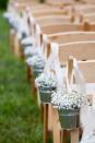 <p><b>Pots de fleurs</b></p><p>Ces petits pots de fleurs bordant l’allée centrale apportent une touche de raffinement. <i>[Photo: Pinterest]</i></p>