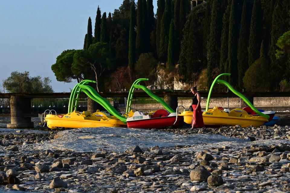 <p>Por el momento, el turismo se ha mantenido en el Lago de Garda, aunque la situación es muy preocupante. Las empresas se han visto obligadas, eso sí, a suprimir algunas de las actividades náuticas que se realizaban en el lugar. (Foto: Miguel Medina / AFP / Getty Images).</p> 