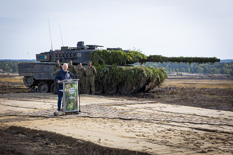 Na tym zdjęciu kanclerz Niemiec Olaf Scholz przemawia do żołnierzy przed czołgiem Leopard 2 po ćwiczeniach wojskowych w Ostenholz, Niemcy, 17 października 2022 r. (Moritz Frankenberg/dpa via AP, archiwum)