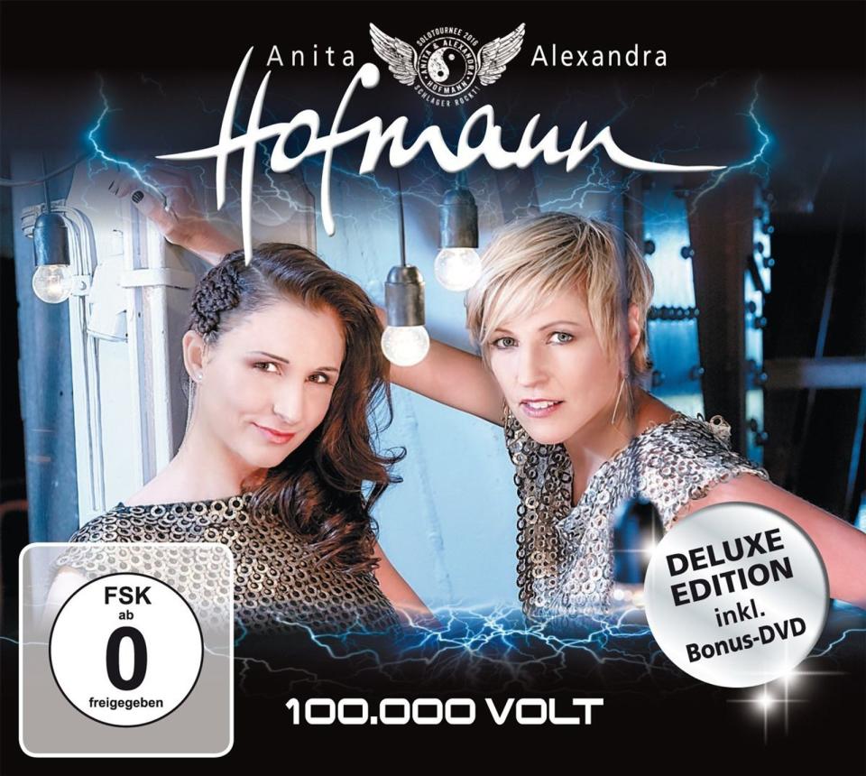 "100.000 Volt" heißt das 2015er-Album von Anita und Alexandra Hofmann. Das Duo aus Sigmaringen, das früher unter dem Namen Geschwister Hofmann firmierte, singt sich seit einer gefühlten Ewigkeit durch die Schlagerszene und setzt, das Cover ist da eindeutig, immer noch auf Sexappeal. Die Glitzer- und Abendkleidvariante des Deutschen Schlagers. (Bild: DA Music)