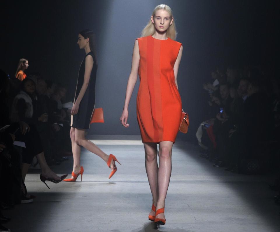 Una modelo presenta piezas de la colección otoño 2014 de Narciso Rodríguez en la Semana de la Moda de Nueva York el martes 11 de febrero de 2014. (AP Photo/Kathy Willens)