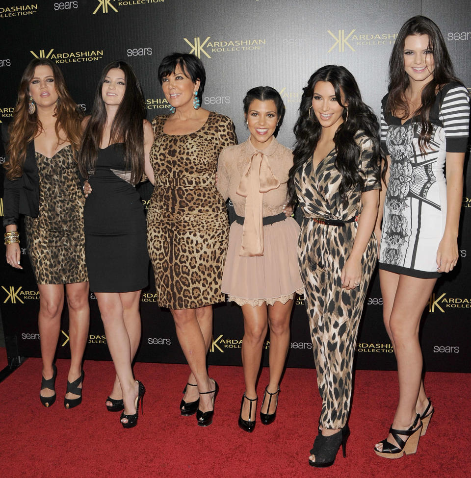 Die Reality-TV-Show “Keeping Up with the Kardashians” machte Khloé Kardashian, Kylie Jenner, Kris Kardashian, Kourtney Kardashian, Kim Kardashian, und Kendall Jenner (v.l.n.r.) berühmt. (Bild: Jason Merritt/Getty Images)