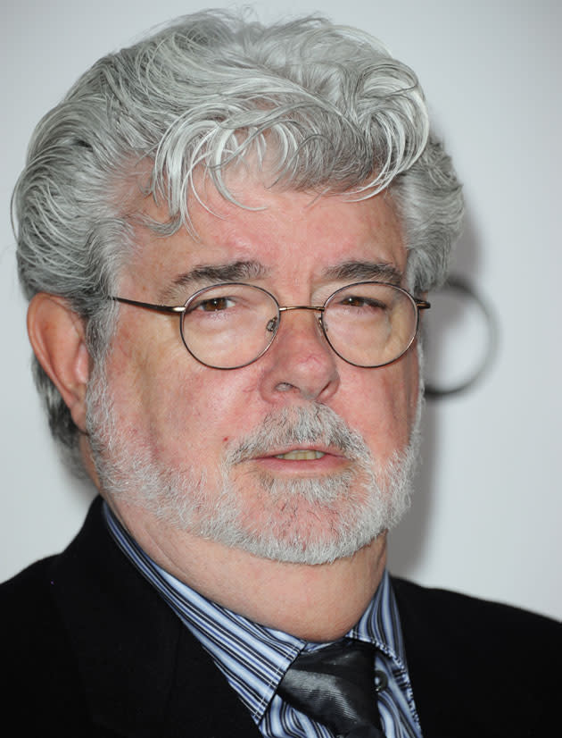 <b>Platz 1: George Lucas</b><br><br> <b>Vermögen: 7,3 Milliarden US-Dollar</b><br><br> „Star Wars“-Schöpfer George Lucas kann kann mehr als Regie führen und Drehbücher schreiben: Der 68-Jährige ist ein ziemlich cleverer Geschäftsmann. Im Oktober 2012 verkaufte er seine Firmengruppe Lucasfilm für 4 Milliarden US-Dollar an Disney, damit verdoppelte er von jetzt auf gleich sein Vermögen.