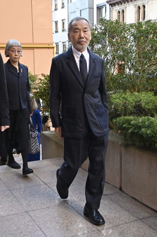 Haruki Murakami llegando al concierto Premios Princesa de Asturias