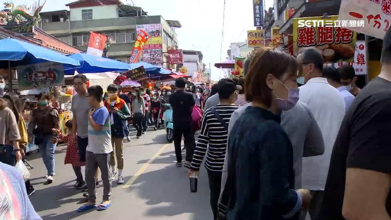 高雄旗山老街擠滿人潮。