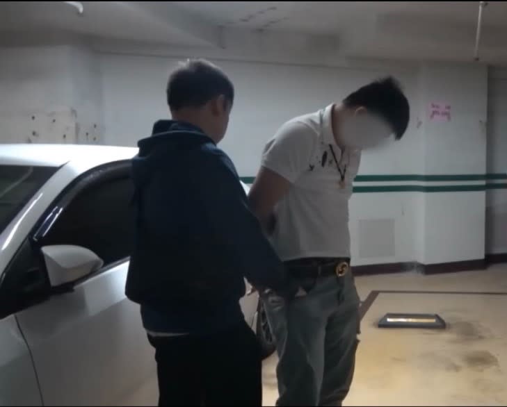 警方逮捕銀樓負責人蔡姓犯嫌。（記者徐煜勝翻攝）