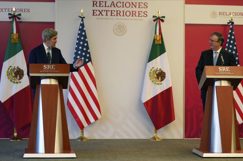 El enviado estadounidense para el clima John Kerry (i) con el canciller mexicano Marcelo Ebrard en Ciudad de México el 9 de febrero del 2022. (Foto AP/Fernando Llano)